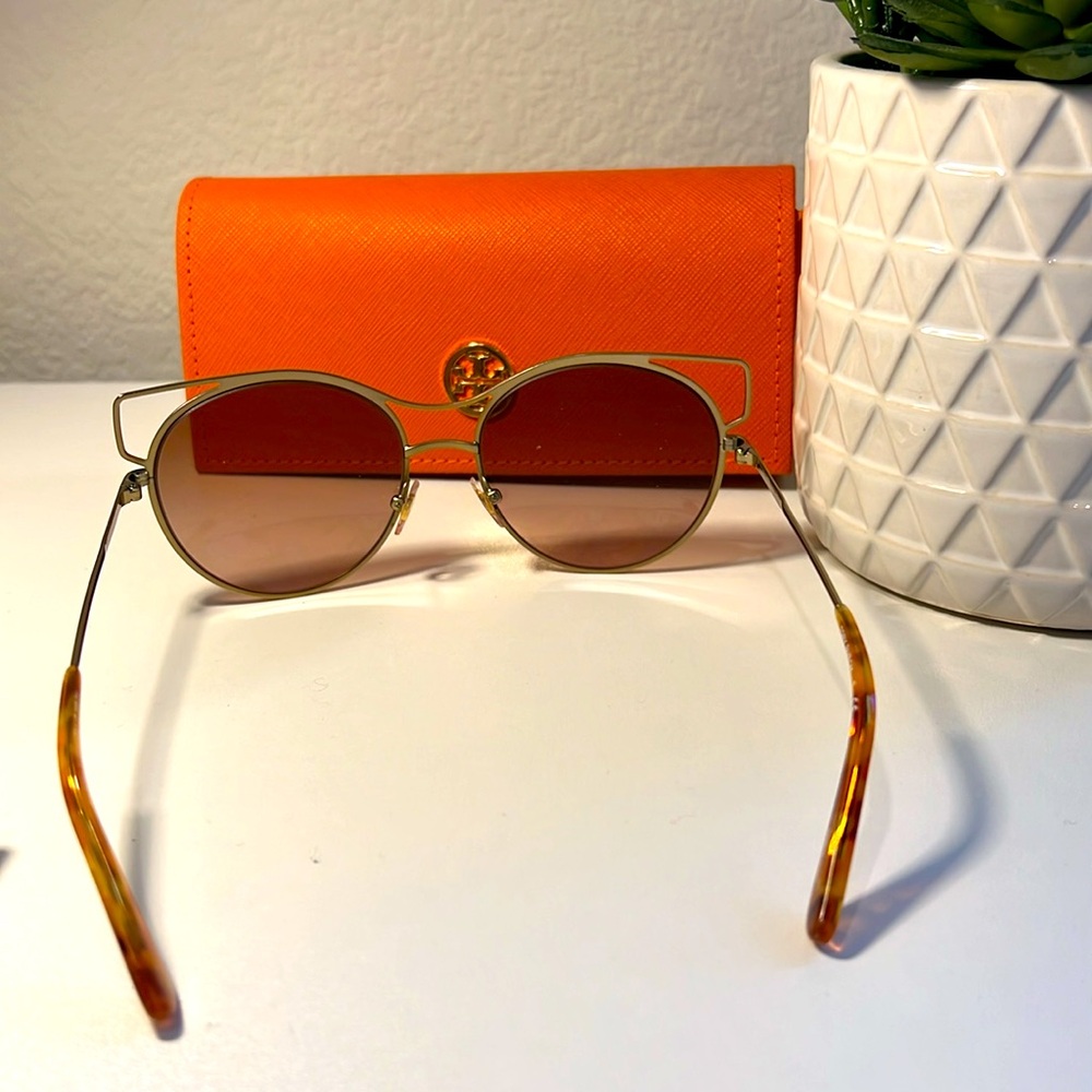 🌿Tory Burch Women’s Sunglasses - Picture 5 of 15